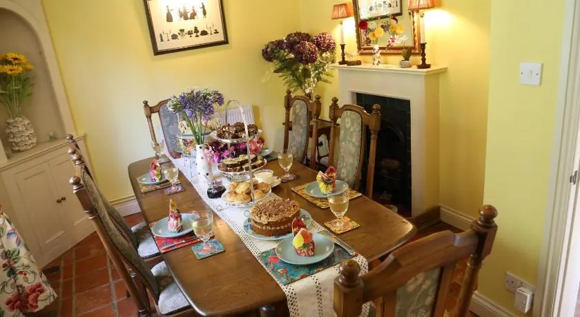 3-bedroom cottage set in a large enclosed garden - Image 1