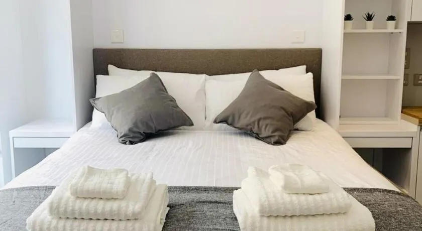 CP Top floor luxury studio - Image 1