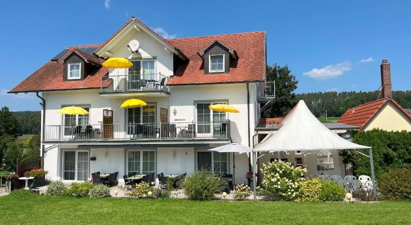 Charmant appartement de vacances convivial et familial avec barbecue, terrasse et jardin | Vue jardin | Adapté au travail à distance - Image 1