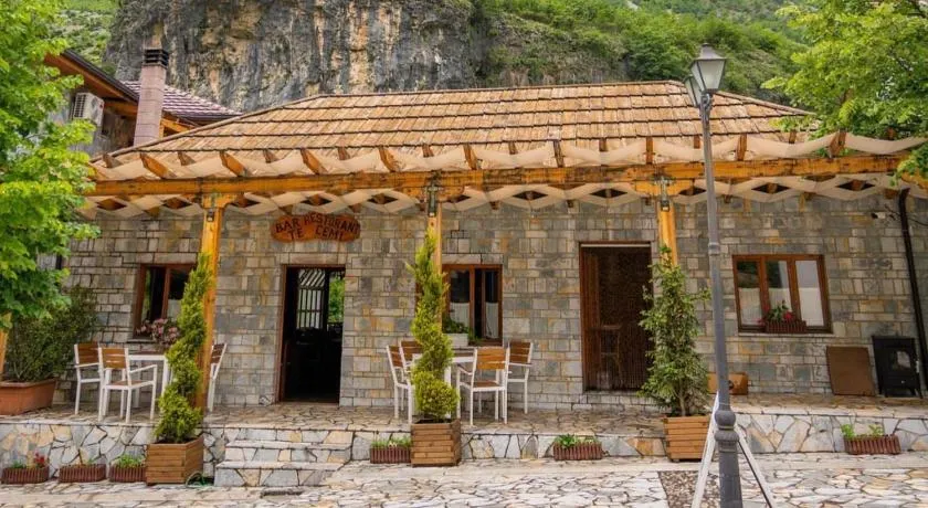 - Cemi Rooms - River View & Traditional Restaurant - Image 1