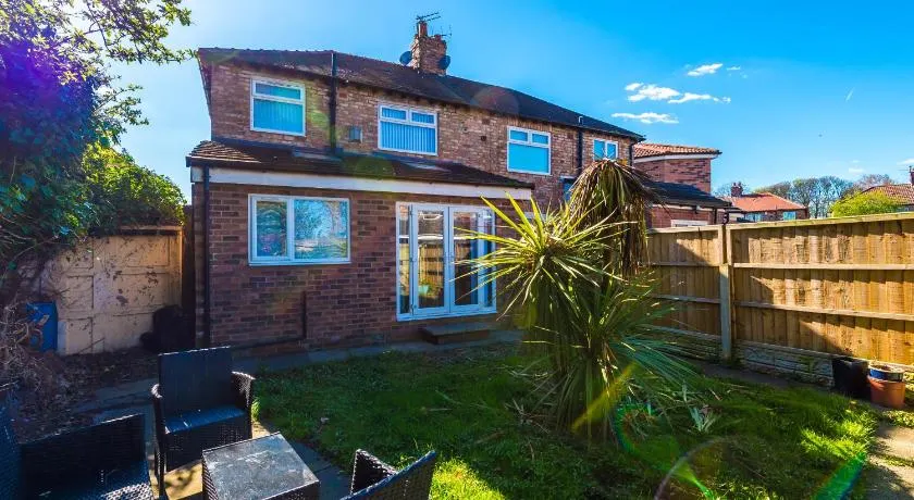 Charming Home in Merseyside, sleeps 7 - Image 1