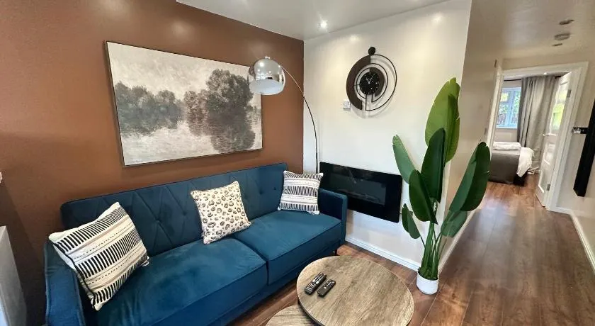 Modern 1BR Flat, Parking , Garden, Sleeps 4 - Image 1
