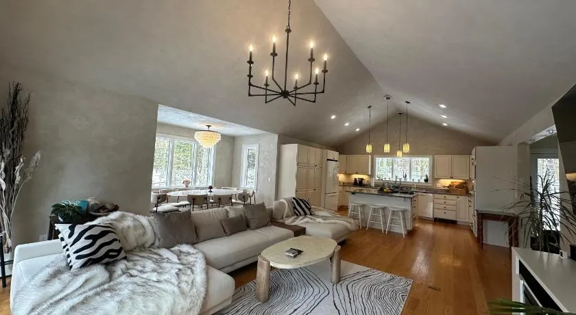 Modern House Family Retreat - Image 1