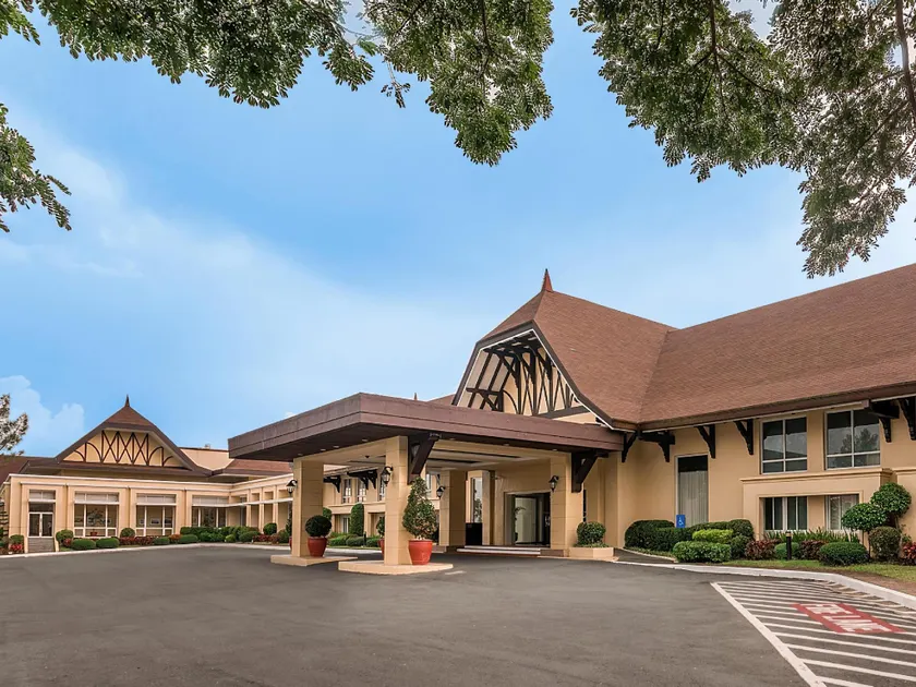 Taal Vista Hotel - Image 1