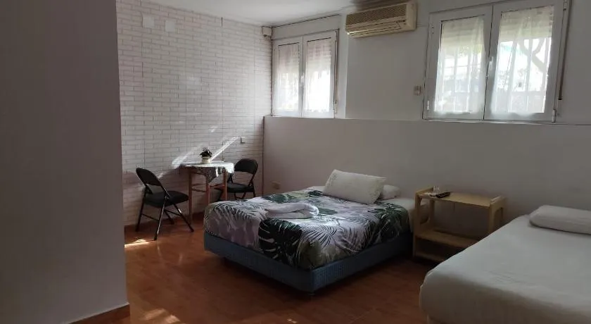 Apartamento y Habitaciones El Colmenar - Image 1