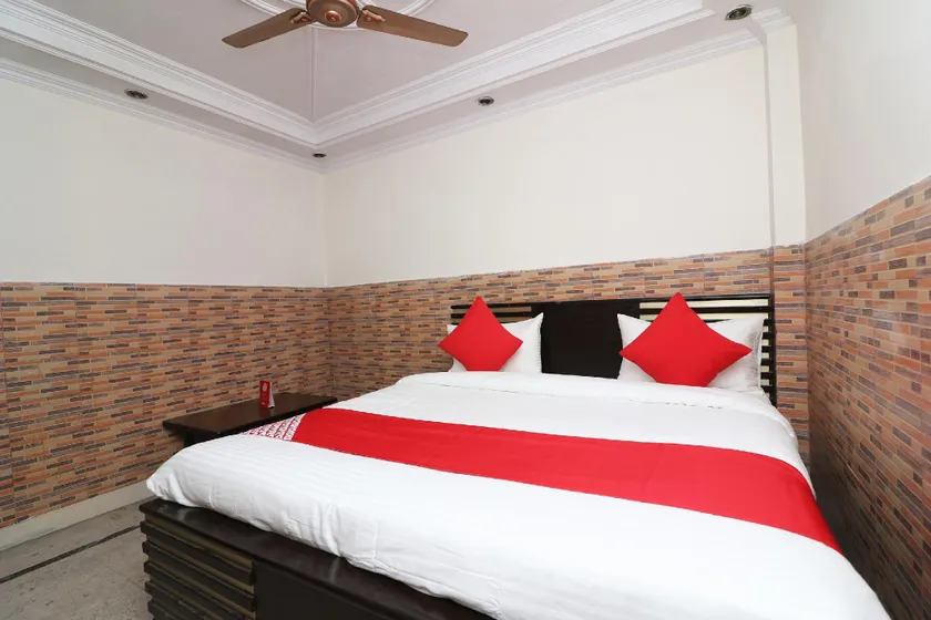 OYO 42656 Metro Guest House - Image 1