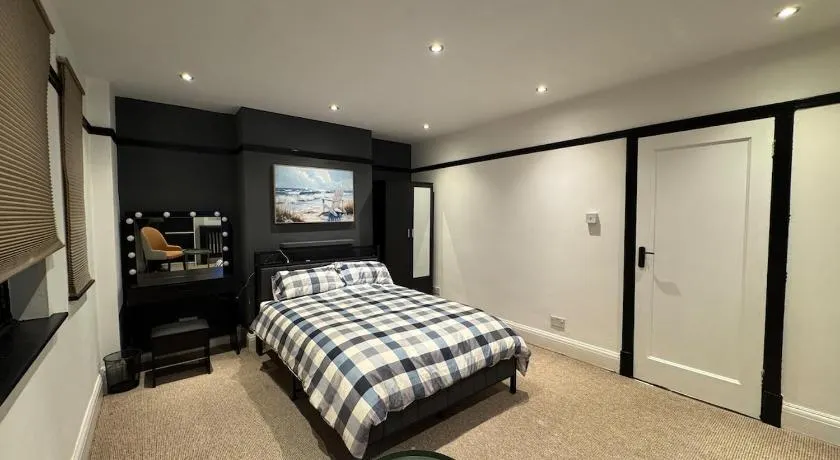 Bright Modern 3-Beds Flat in Town Centre - Image 1