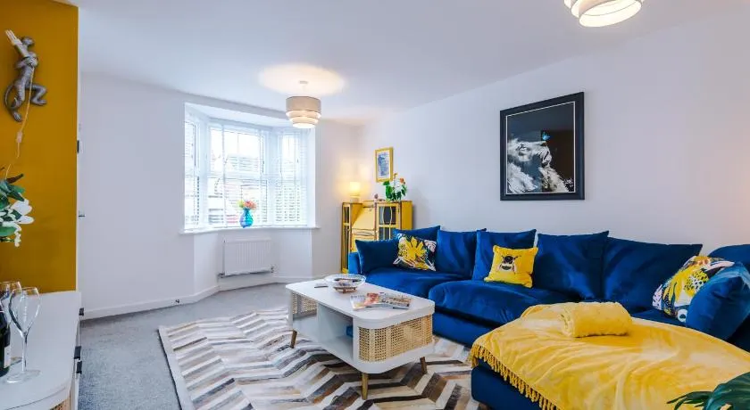 Vibrant Home in Crewe by 53 Degrees Property, Ideal for Business, FREE Parking! - Image 1