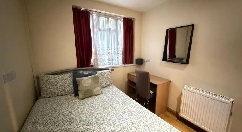 F4 Modern Double Room (Sandycroft Guest House) - Image 1