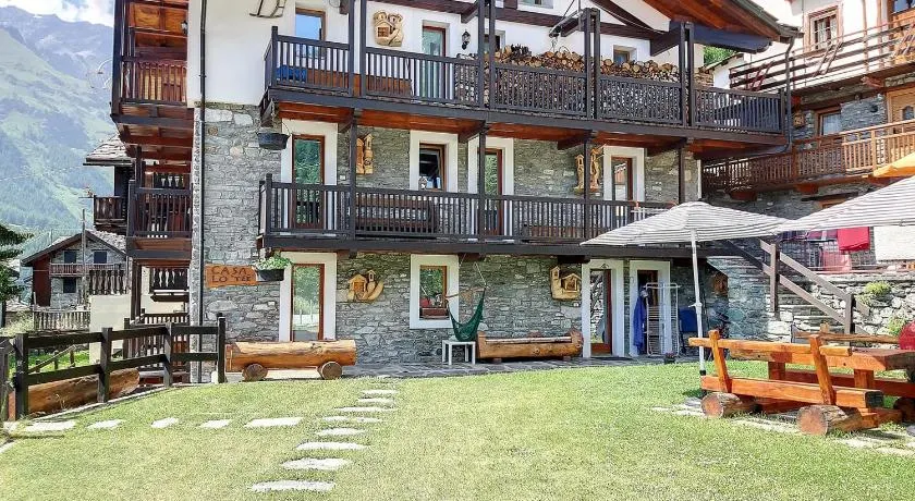 Charming Alpine Two Bedroom Apartment Near Ski Slopes With Parking - Image 1