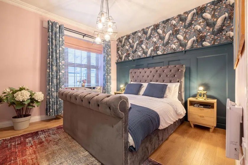 The Secret Garden, Donaghadee - The Hideaway - Luxury 3-BDR & Stylish 5-Beds - Sleeps 7 - Fast Wi-Fi - Parking - Hot Tub - Garden - Image 1