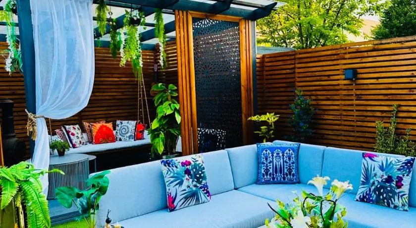 MeeZee Pearl Double Bed Lodge With Free Parking - Image 1