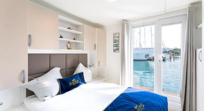 Floating House Royal Blue Portorož - Image 1