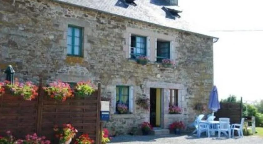 Maison charmante à Jugon-les-Lacs avec jardin - Image 1
