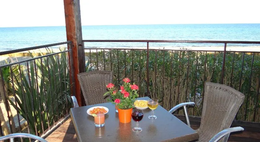 Vue sur mer et montagnes - Image 1