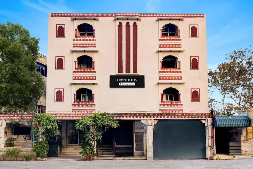 Super Townhouse Chandpole Metro Station Formerly Hotel Raghuraj Palace - Image 1