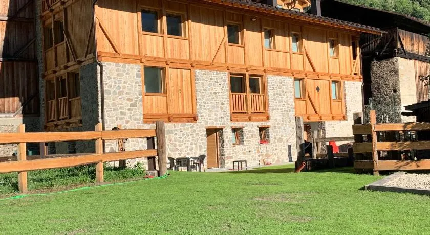 Camelot Luxury Houses Horses - Image 1