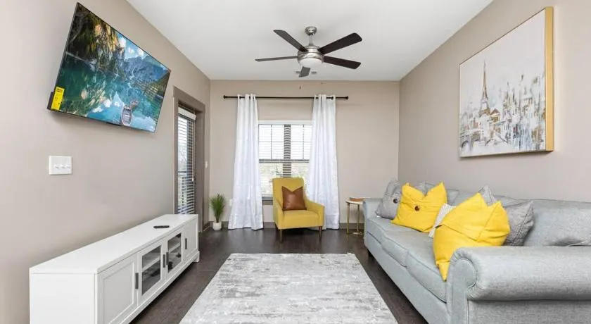 1Br Uptown, Pool, Wine, near Convention Center_311 - Image 1