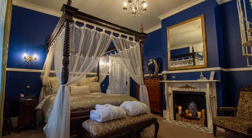Heytesbury House - Image 1