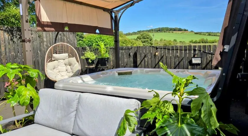 The Green Monkey Lux Suite at The Grumpy Schnauzer B&B Private Hot Tub, Gym, Breakfast, Stunning! - Image 1