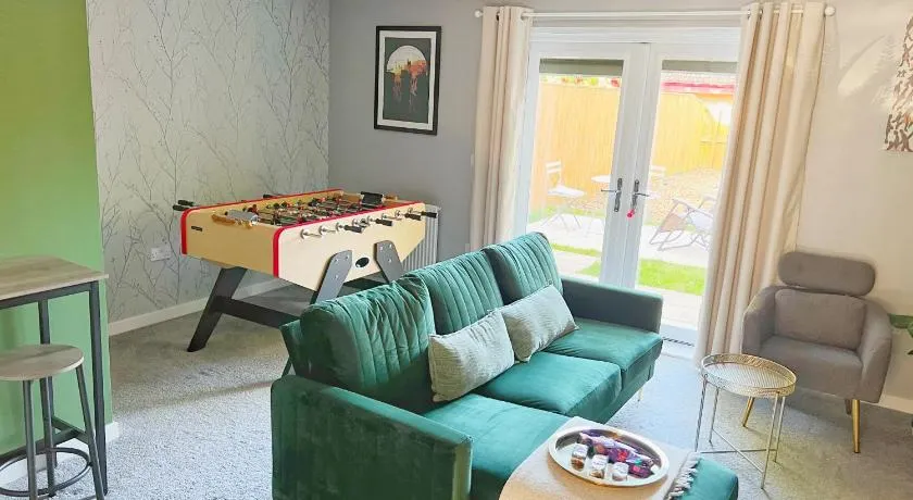 Comfy Modern 3BR Semi Detached 400Mb Wifi Free Double Parking - Image 1