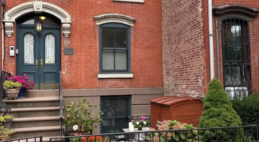 Historic 1869 Brownstone 15 min to NYC downtown - Image 1
