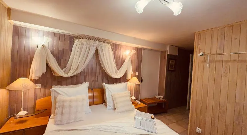 Chambre d'hôte grise avec petit dejeuner Sauna et jacuzzi en option - Image 1