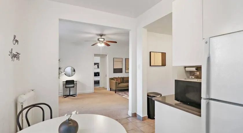 Sleek 1-Bedroom Apt in Chicago - East Park Tower 0610 rep - Image 1