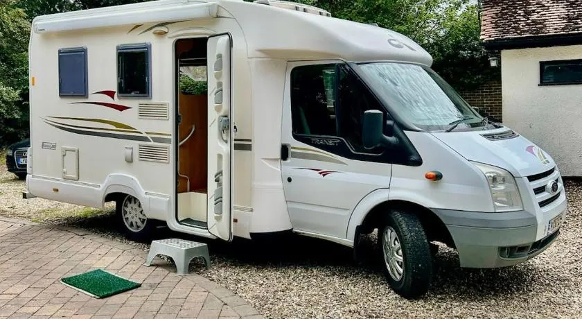 Cosy Motorhome Escape in Surrey - Image 1