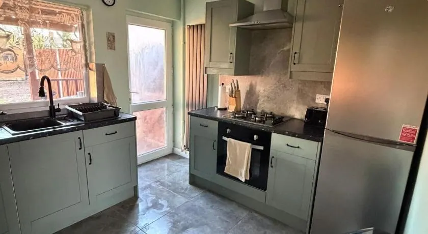 Jerry's lane 3 bed house free parking free wifi - Image 1