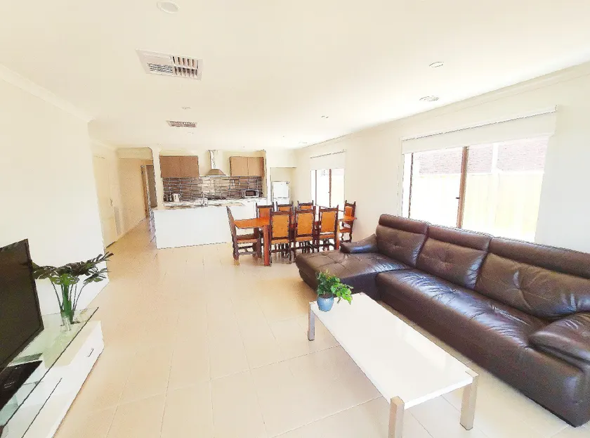 Cozy Quiet 5Bedroom House,6 mins to Town Centre - Image 1
