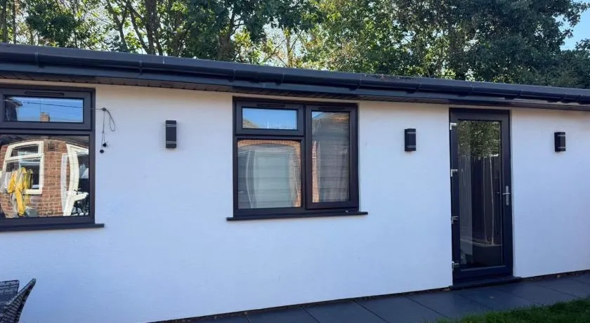 Luxury Annexe In Northolt Couple Stay with Parking - Image 1
