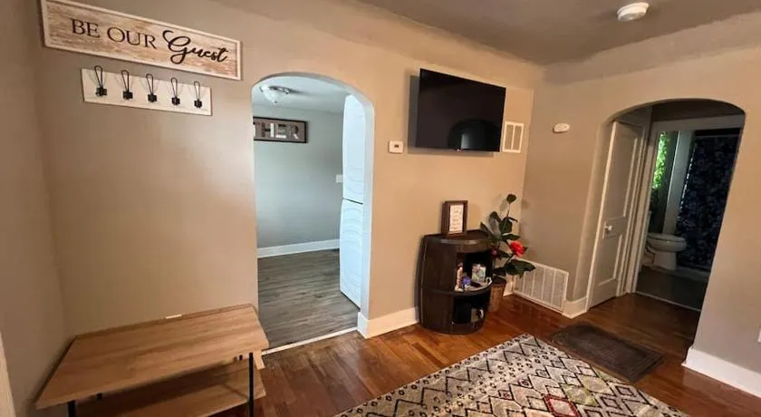 Roomy single bedroom with a huge back yard - Image 1