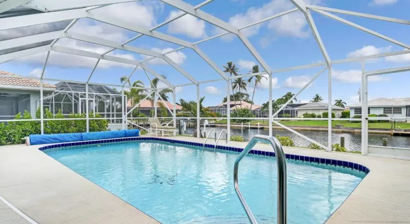 Waterfront Paradise! Heated Pool, Dock, Grill, Fishing near restaurants and shops - Image 1