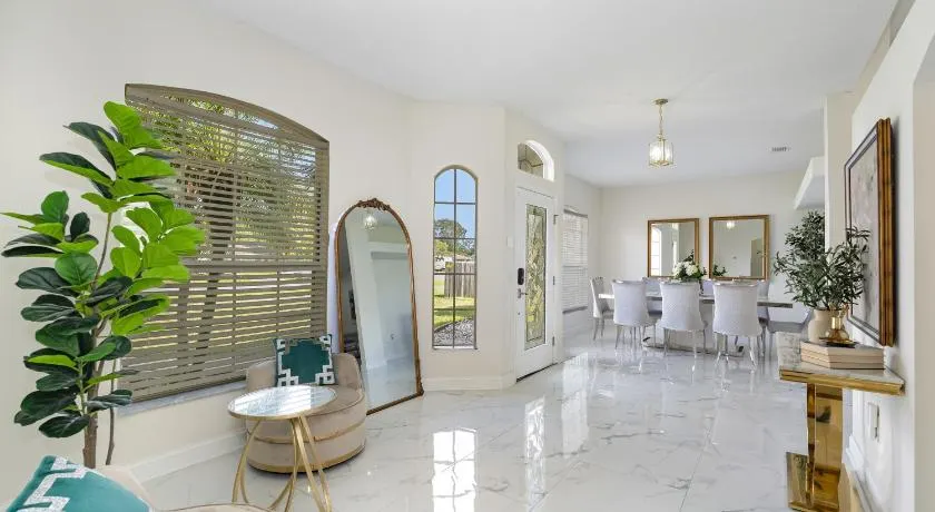 Family Launch View Stay, Modern and Bright - Image 1