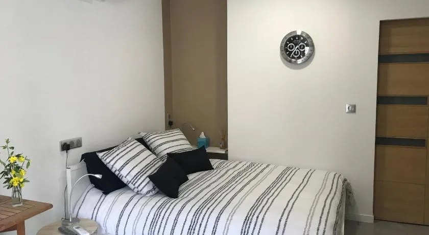 Studette de 17m2 avec parking privé gratuit Climatisation et petite cuisine - Image 1