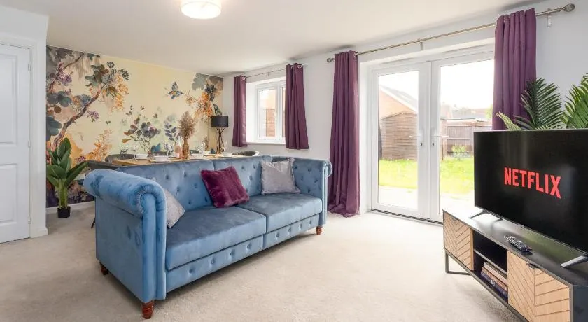 Stylish 4 Bedroom House Sleeps 7 Free Parking Nr Hospital Contractors - Image 1