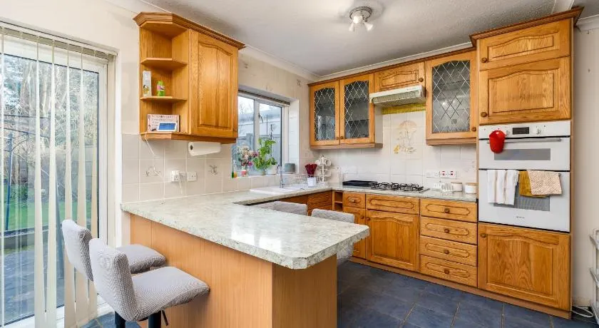 2 Bedroom Family Friendly Central Home - Pass the Keys - Image 1