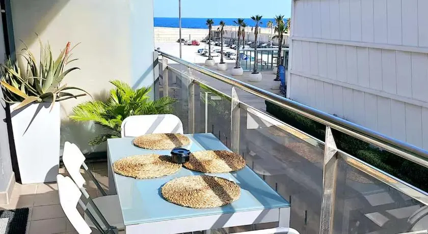 Ideal for families on the beach in Barcelona with a pool - Image 1