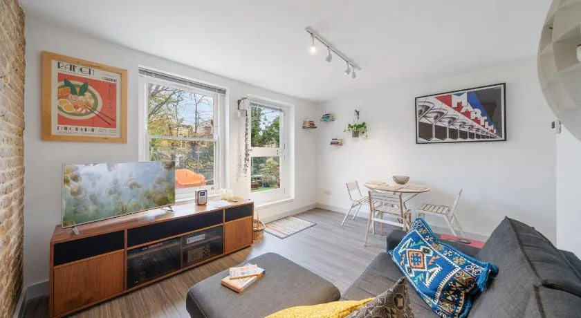 Charming 1-Bed Victorian Flat & Roof Terrace, Clapton - Image 1
