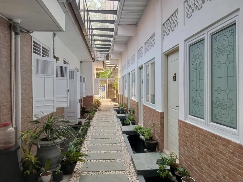 Bu Sepuh GuestHouse - Image 1