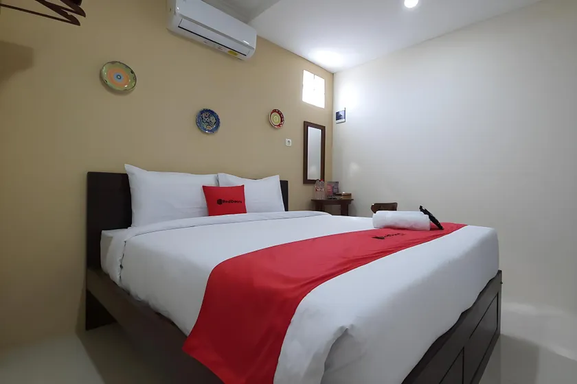RedDoorz Syariah near Solo Square Mall - Image 1