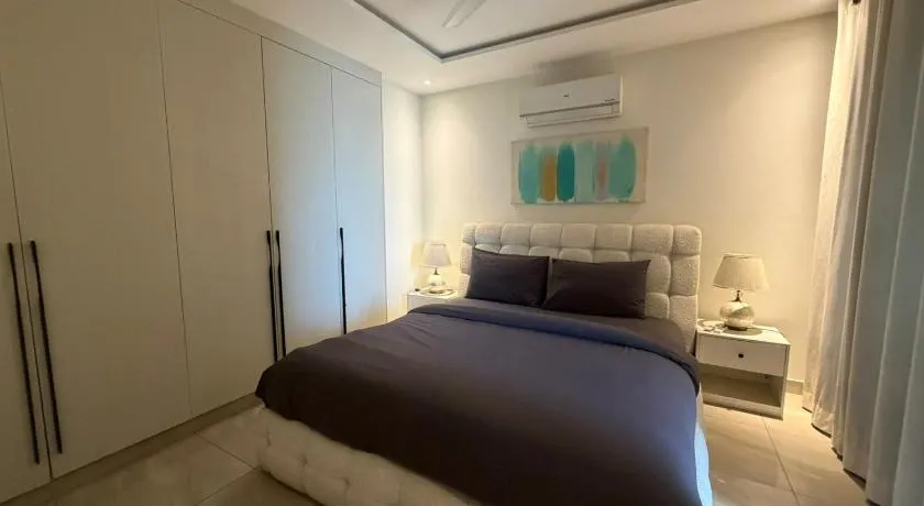 Luxury 1BR Suite at Zameen Aurum Gulberg - Image 1