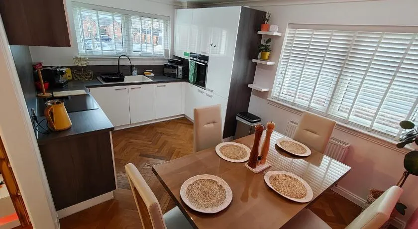 Lovely 2 Bedroom Modern Ground Floor Flat - Image 1