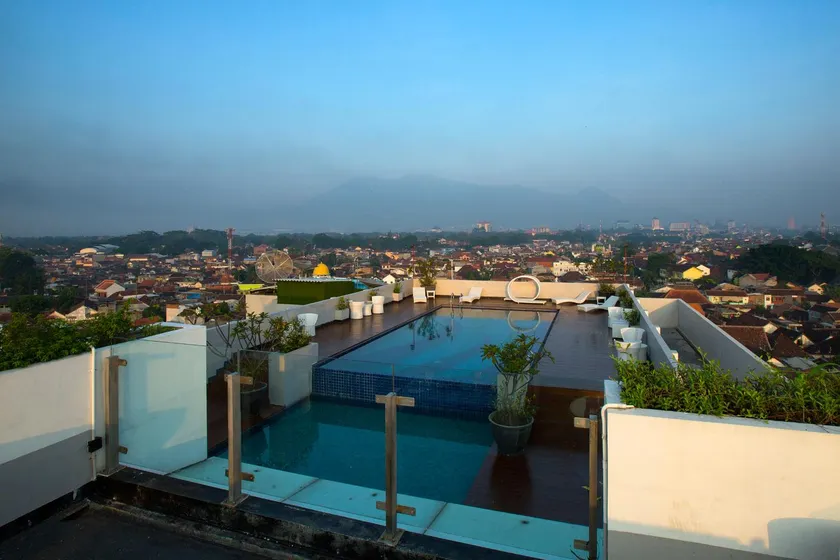 Ascent Hotel & Cafe Malang - Image 1