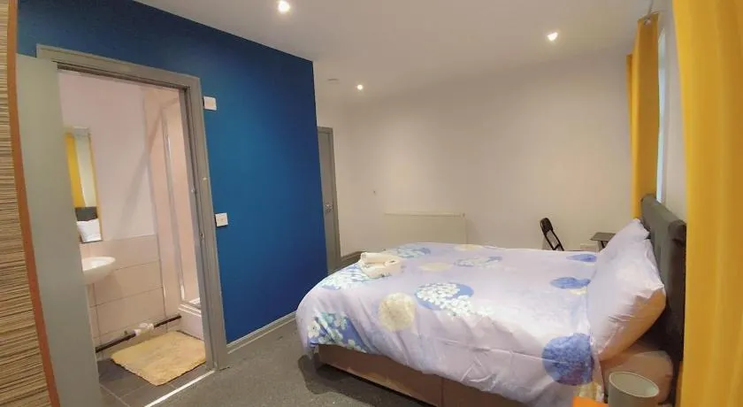 En-suite Double-Bedroom in the Heart of Eccles Manchester BH5 Perfect for Short Stays - Image 1