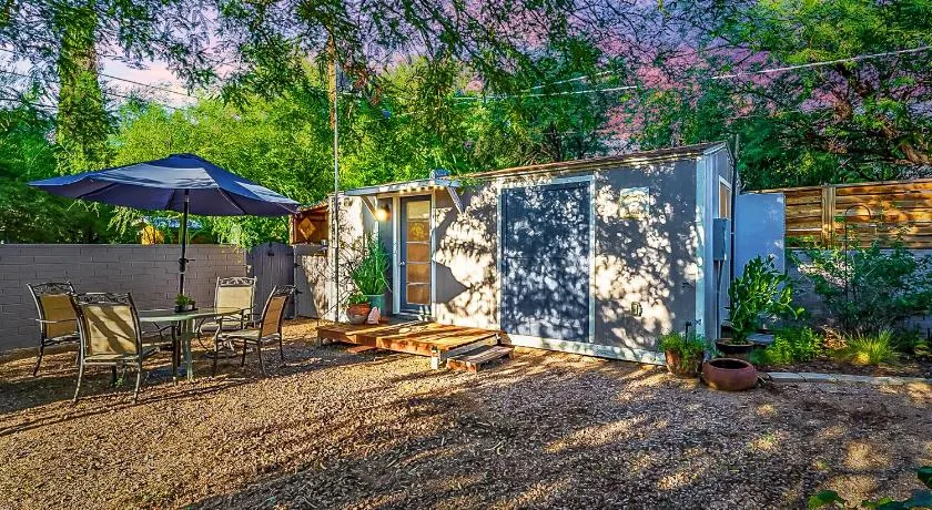 Cute Peaceful Tiny House Getaway w Backyard - Image 1