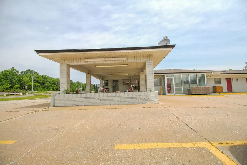 Hotel McAlester OK S Main St - Image 1
