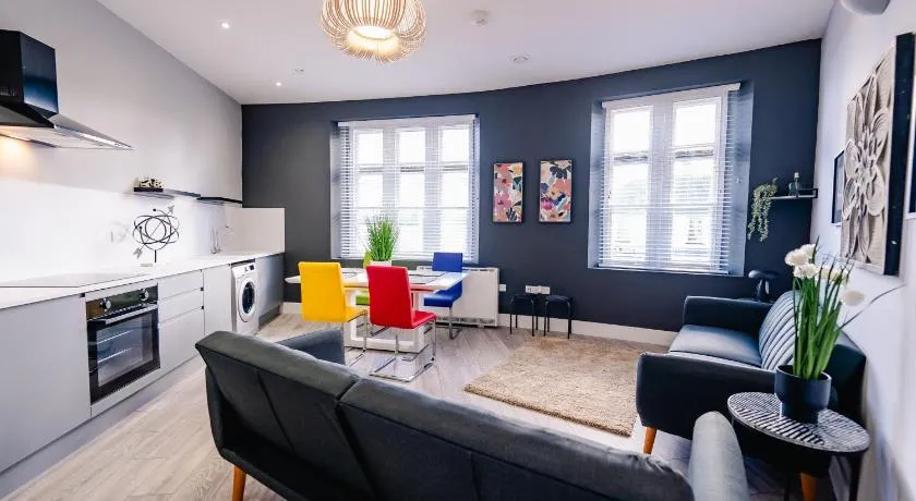 MODERN SPACIOUS 2-BED & High Ceiling - Image 1