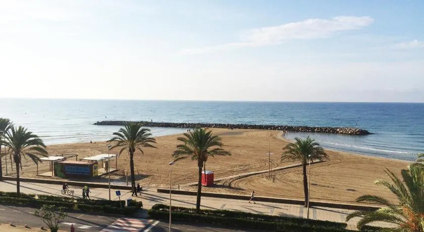 Espectacular ático dúplex con vistas al mar - Image 1
